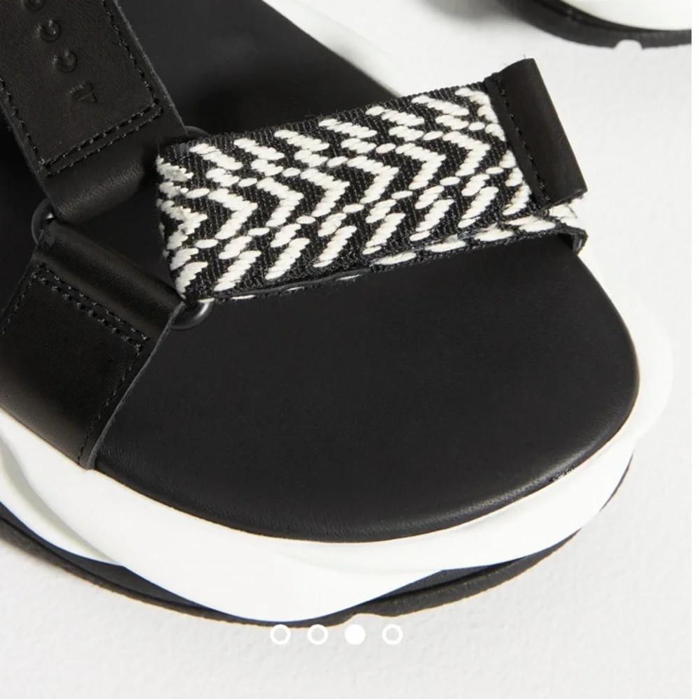❤️🔥❤️4CCCCEES BLACK & White sport sandal size 7 or 9 US❤️🔥❤️ - Picture 3 of 11